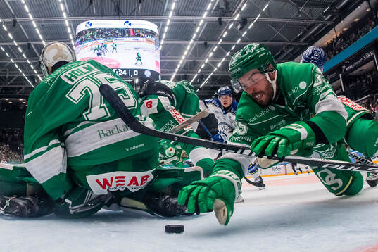 Rögles Mark Friedman räddar en puck