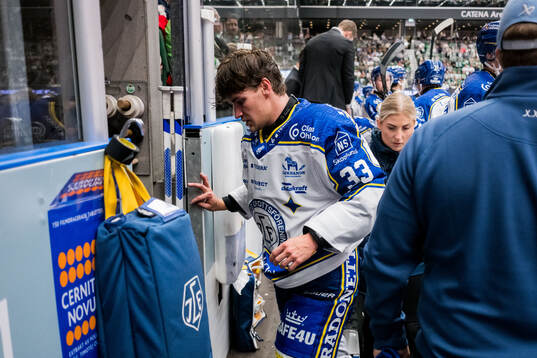 Leksands Olle Strandell lämnar isen