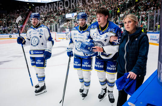 Leksands Olle Strandell lämnar isen