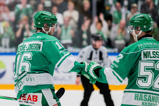 Rögles Lukas Ekeståhl-Jonsson och Felix Nilsson jublar