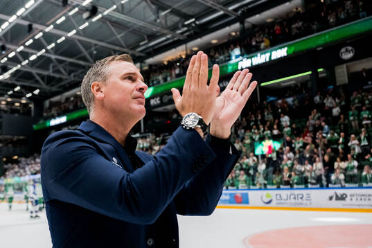 Rögles tränare Dan Tangnes jublar