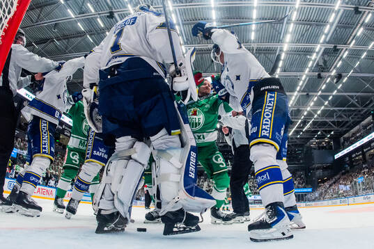 Rögles Linus Sandin i bråk med Leksands Anton Johansson