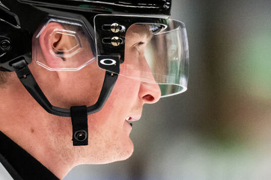 Domare Alexander Österberg med en Oakley logga på hjälmen