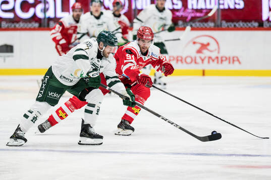 Färjestads Axel Bergkvist och Timrås Magnus Pääjärvi