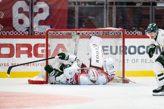 Färjestads Viktor Lodin och Timrås målvakt Jacob