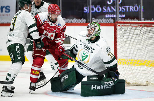 Timrås Anton Lander och Färjestads målvakt Emil Larmi
