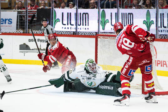 Färjestads målvakt Emil Larmi och Timrås Eddie Genborg