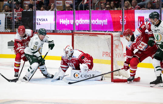 Timrås målvakt Jacob Johansson och Färjestads Oskar Steen