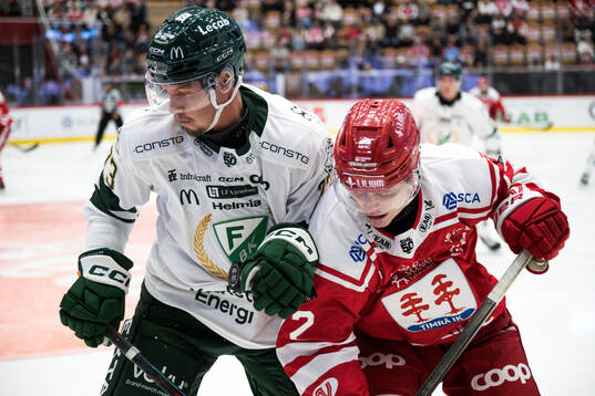 Färjestads Adam Ollas Mattsson och Timrås Erik Walli