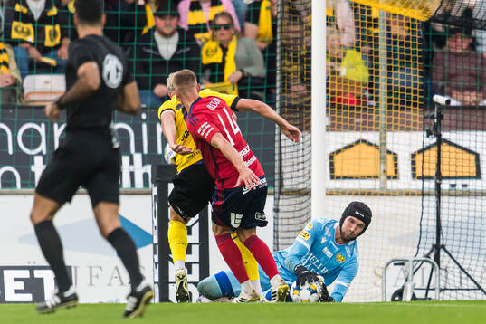 Mjällbys målvakt Noel Törnqvist och Östers Dennis Olsson