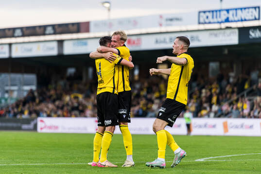 Mjällbys Axel Norén och Herman Johansson jublar