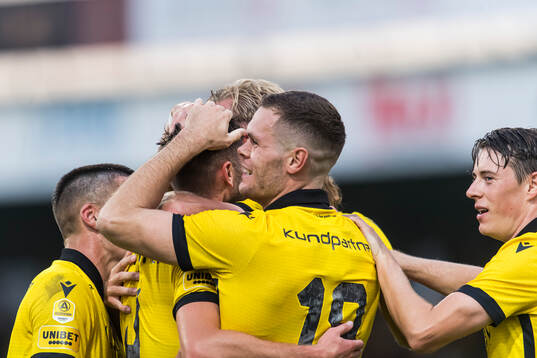 Mjällbys Axel Norén och Jacob Bergström jublar