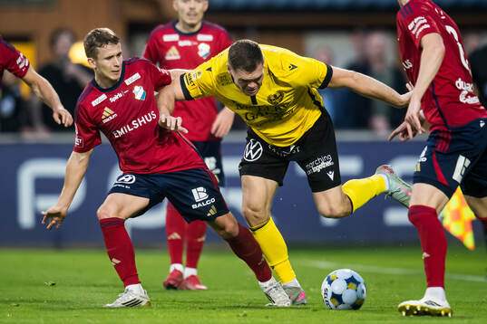 Östers Anssi Suhonen och Mjällbys Jacob Bergström