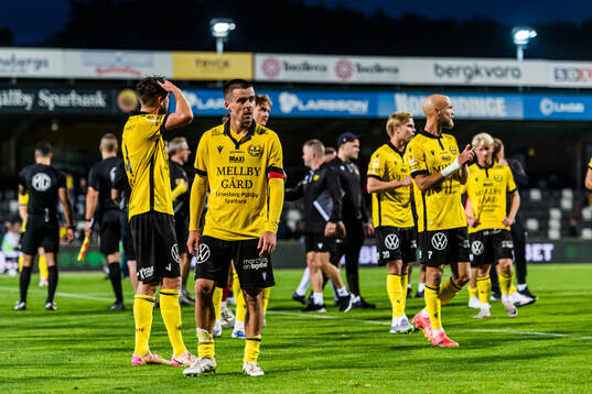 Mjällbys Jesper Gustavsson med lagkramrater