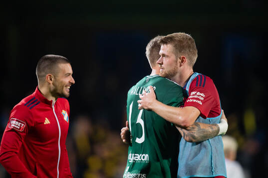 Östers IFs Vladimir Rodic, målvakt Robin Wallinder och