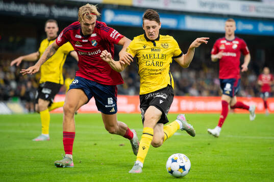 Östers IFs Mattis Adolfsson och Mjällby AIFs Elliot Stroud