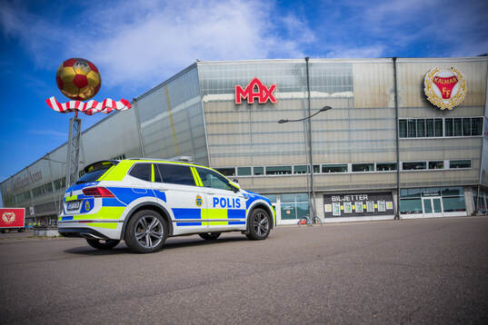 En polisbil utanför Guldfågeln Arena