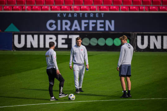 Sandvikens spelare testar gräset