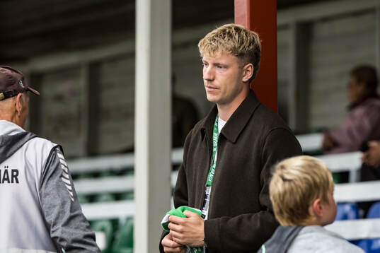 Brages målvakt Viktor Frodig på läktaren innan