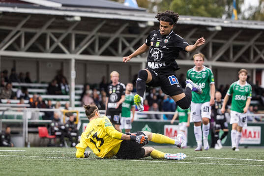 Brages målvakt Adrian Engdahl och Örebros Hasan Dana