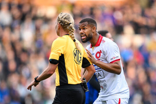 Degerfors Leon Hien reagerar mot domare Tess Olofsson