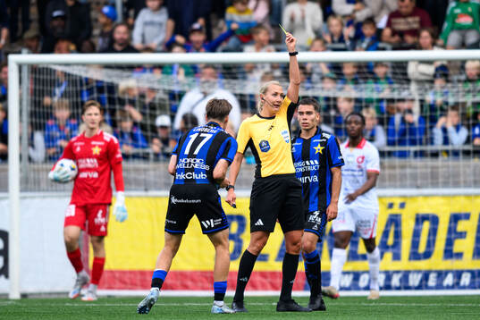 Sirius Marcus Lindberg får gult kort av domare Tess
