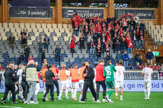 Degerfors spelare och supportrar jublar