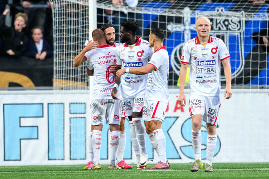 Degerfors Dijan Vukojevic jublar med lagkamrater