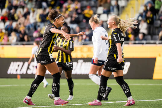 Häckens Felicia Schröder och Matilda Nildén jublar