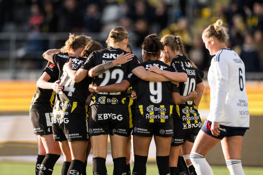 Häckens Matilda Nildén jublar med lagkamrater