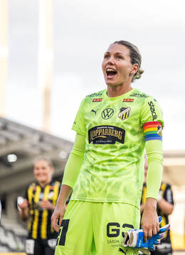 Häckens målvakt Jennifer Falk jublar
