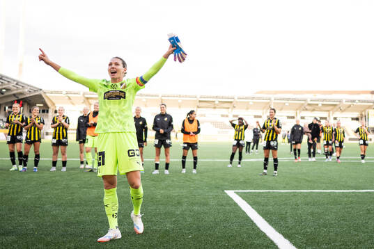 Häckens målvakt Jennifer Falk jublar