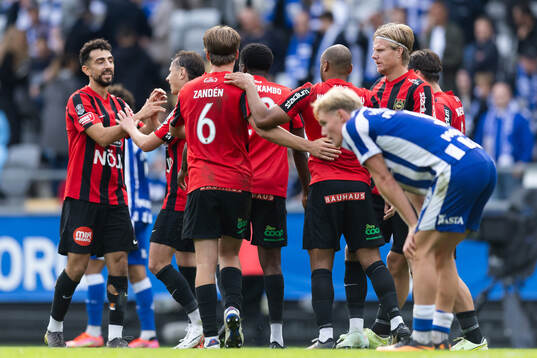 Brommapojkarnas spelare jublar