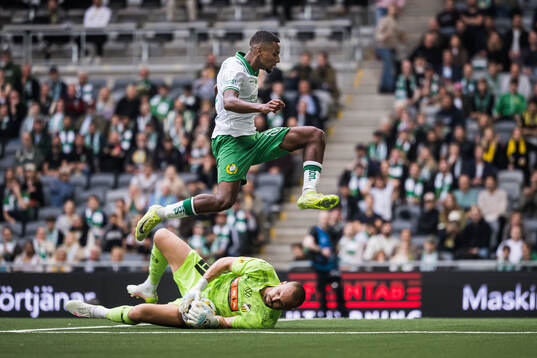 Hammarbys Paulos Abraham och Häckens målvakt Oscar Jansson