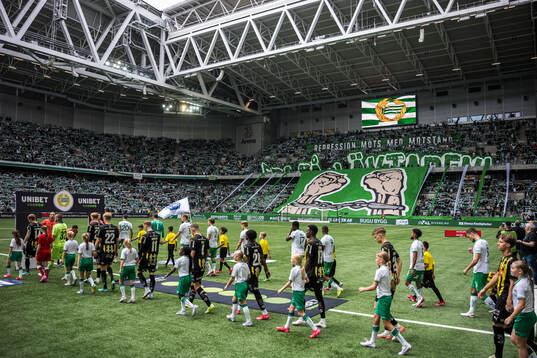 Spelarna gör entré framför ett tifo