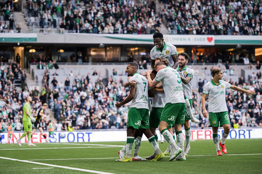 Hammarbys Tesfaldet Tekie jublar med lagkamrater
