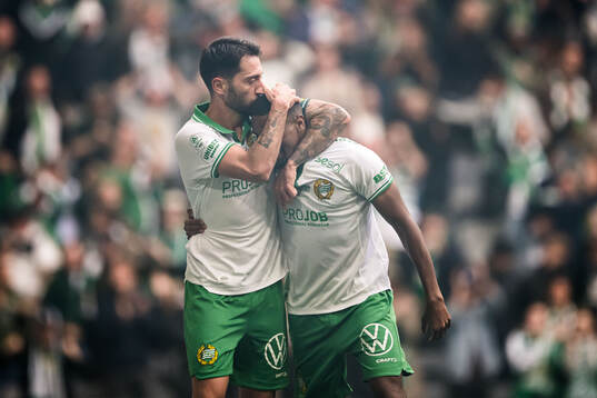 Hammarbys Nahir Besara och Paulos Abraham jublar