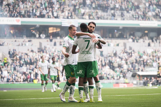 Hammarbys Paulos Abraham och Nahir Besara jublar