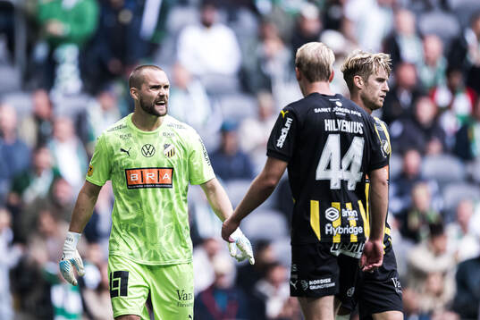 Häckens målvakt Oscar Jansson deppar