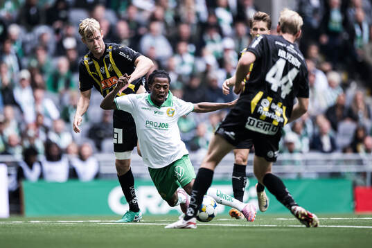 Häckens Filip Helander och Hammarbys Frank Junior Adjei