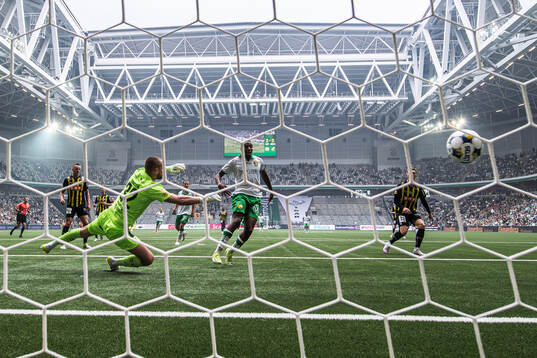 Hammarbys Paulos Abraham gör 3-0 bakom Häckens målvakt