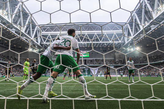 Hammarbys Paulos Abraham och Nahir Besara jublar