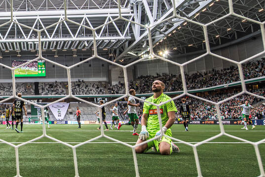 Häckens målvakt Oscar Jansson deppar