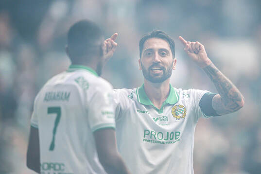 Hammarbys Paulos Abraham och Nahir Besara jublar