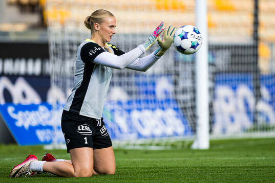 Selma Panengstuen of Brann warms up