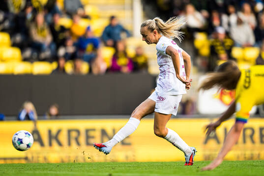 Lauren Alison Davidson of Brann scores the 1-2 goal