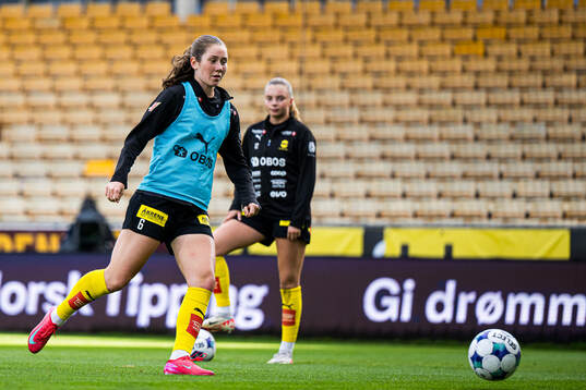 Carina Wik Alfredsen of LSK Kvinner warms up