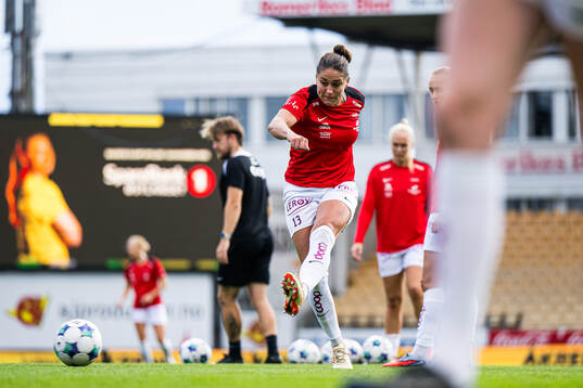 Brenna Lovera of Brann warms up