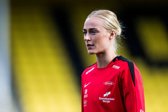Mia Authen of Brann warms up