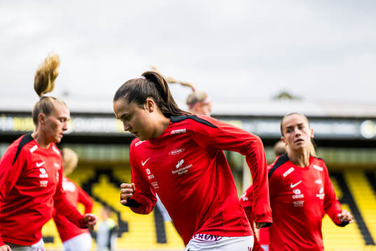 Heidi Elisabeth Ellingsen of Brann warms up